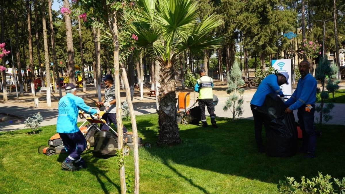 Adıyaman'ın parklarında yaz bakımı aralıksız sürüyor