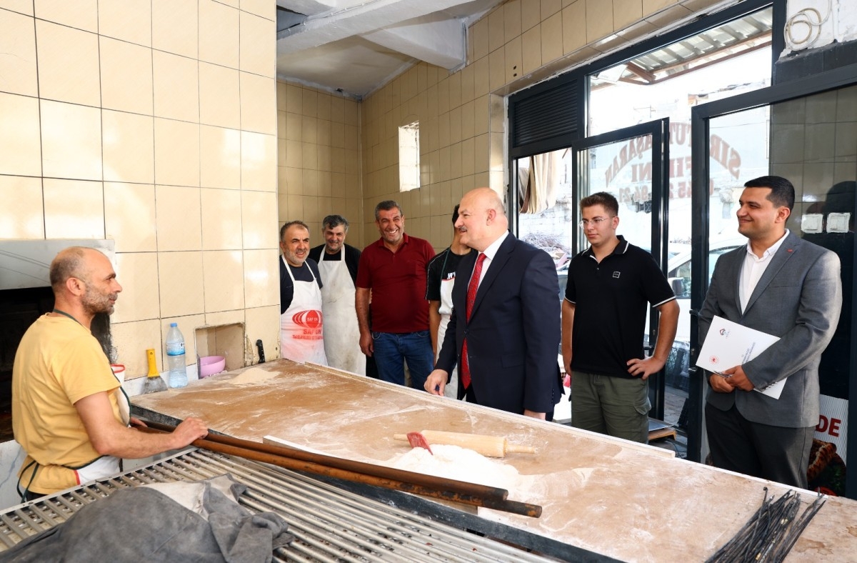 Vali Abdullah Küçük Sıratut Mahallesi esnaflarıyla buluştu
