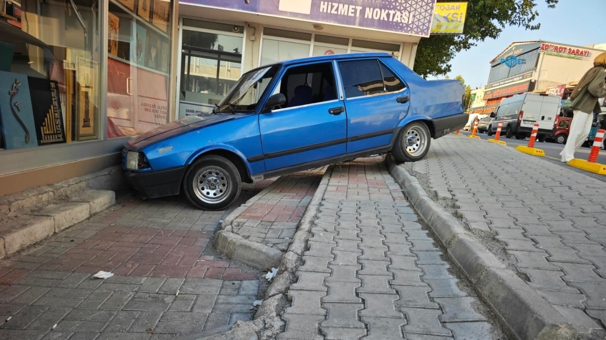 Kendiliğinden hareket eden otomobil iş yerinde hasara yol açtı