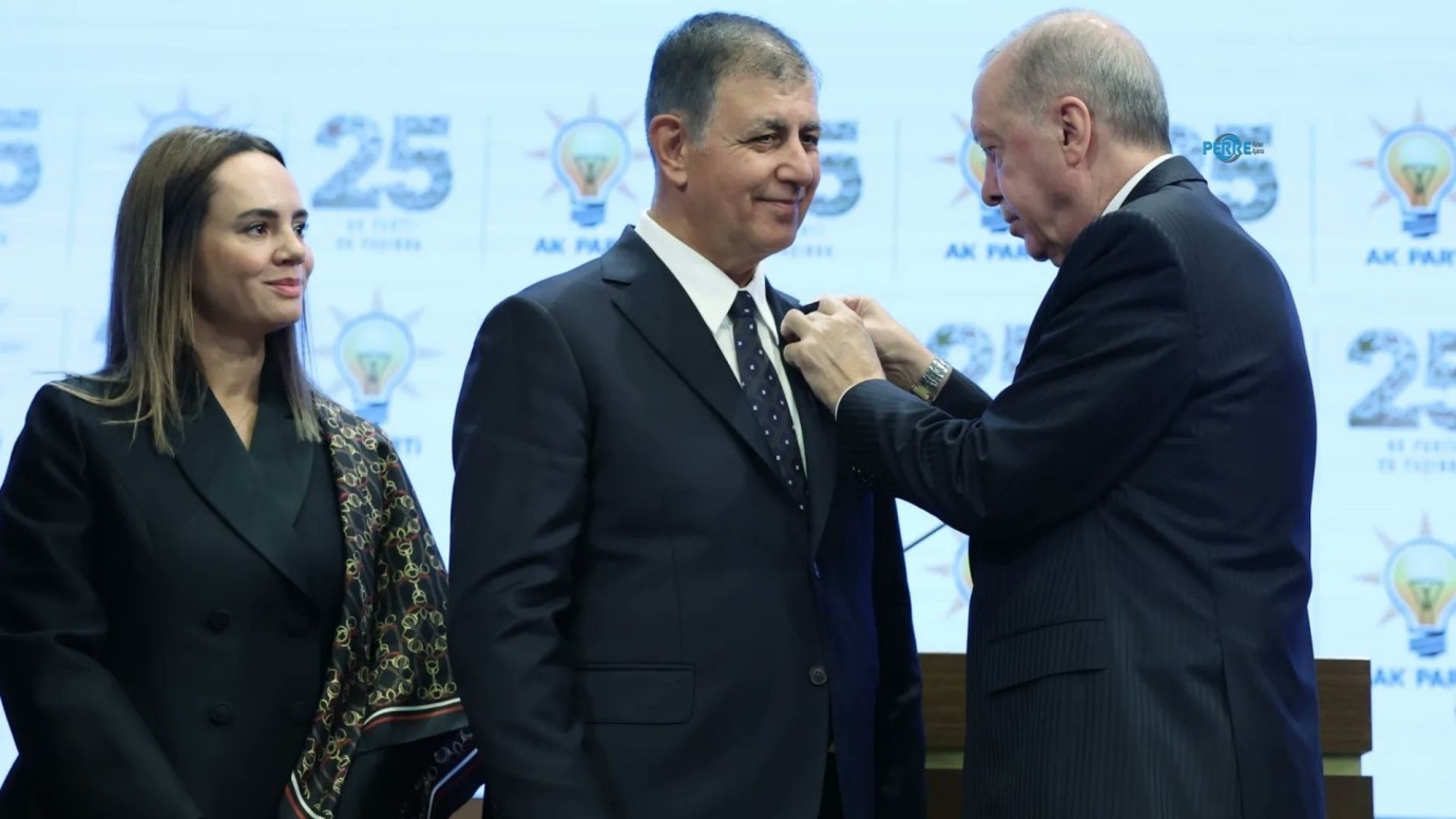 İzmir Büyükşehir Belediye Başkanı Cemil Tugay, AK Parti’ye katıldı: Rozetini Erdoğan taktı