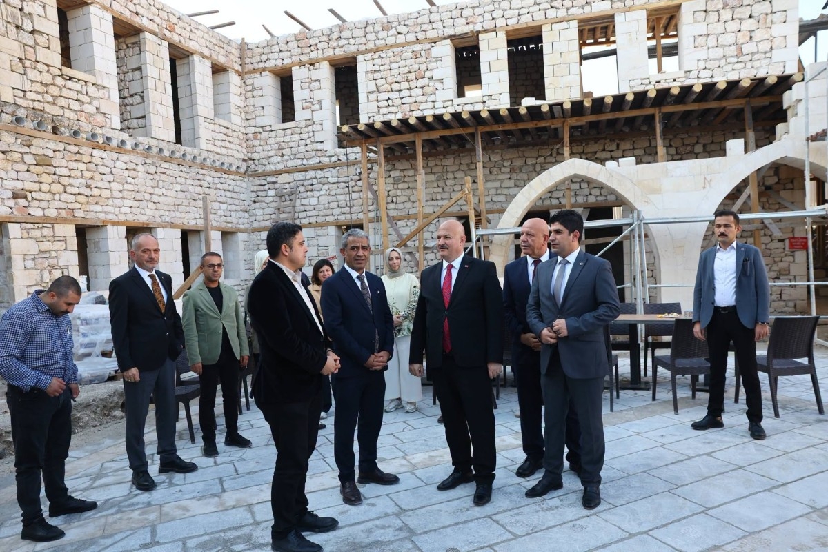 Vali Küçük Tarihi Tuz Hanı’ndaki restorasyon çalışmalarını inceledi​‌