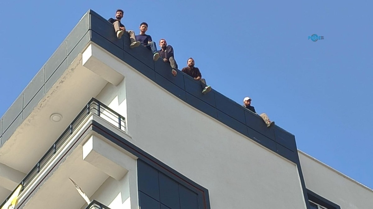Adıyaman'da ücretlerini alamadıklarını öne süren işçiler çatıya çıktı