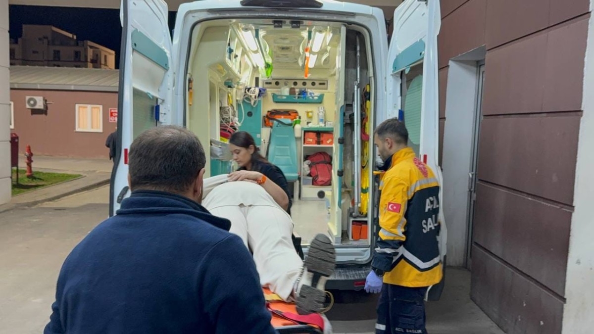 Yardım etmek için araçtan indi, otomobilin çarpmasıyla yaralandı