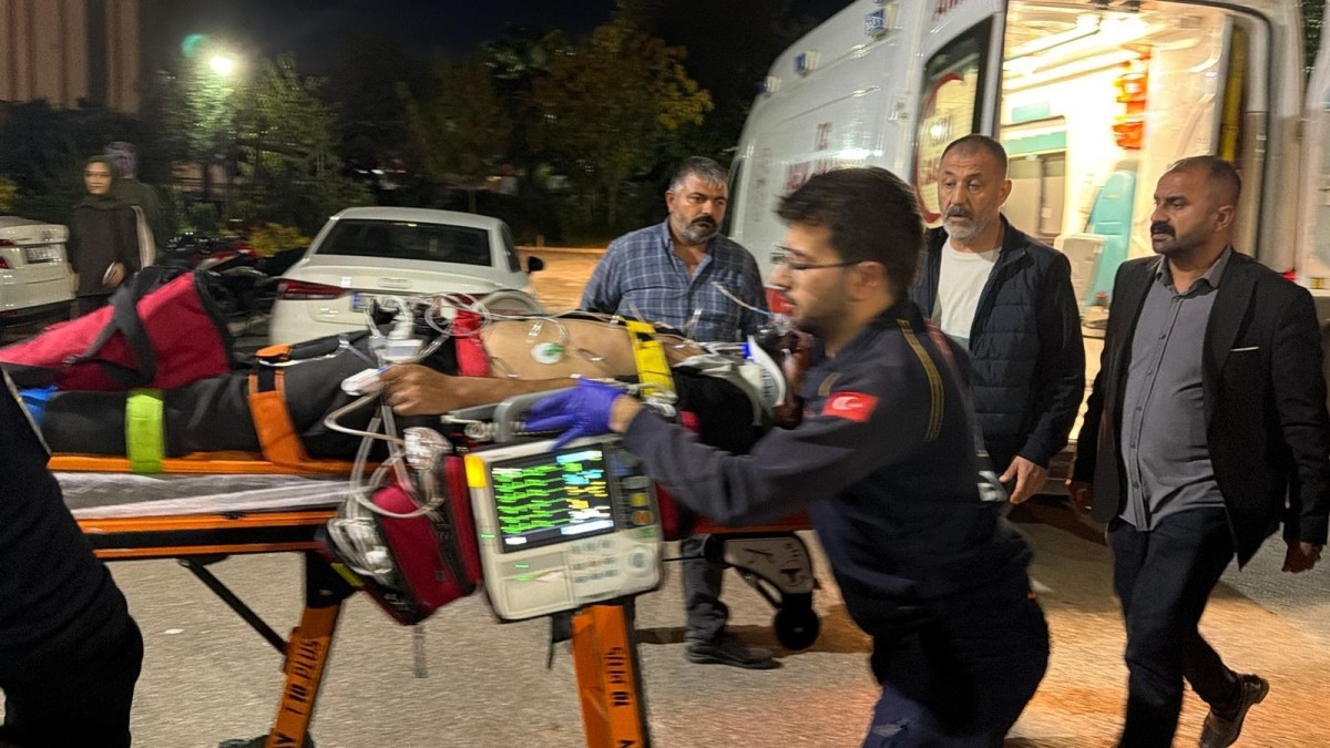 Hafif ticari araç ile otomobil çarpıştı: 1’i ağır, 4 yaralı