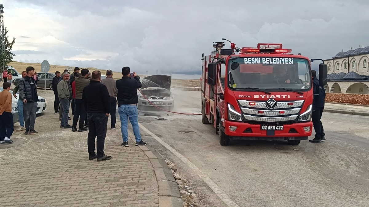 Seyir halindeyken alev alan otomobil korku dolu anlar yaşattı​‌