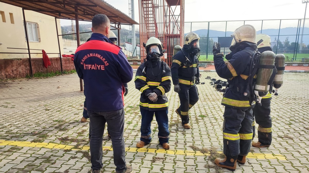 İtfaiye erlerinin tatbikatları sürüyor
