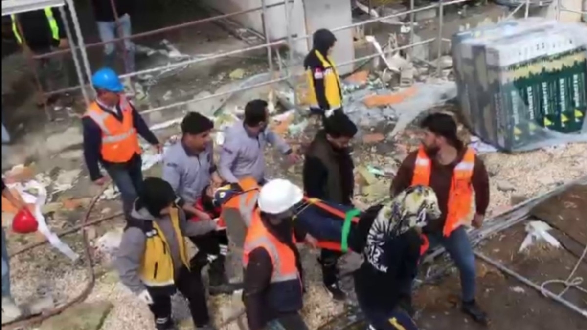 Rezerv alanda çalışan inşaat işçisi merdivenden düşerek yaralandı  - Videolu Haber