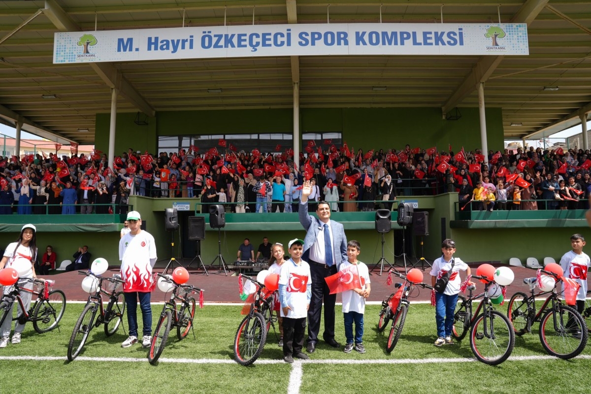 Başkan Yılmaz 23 Nisan’da çocuklara bisiklet dağıttı   - Videolu Haber