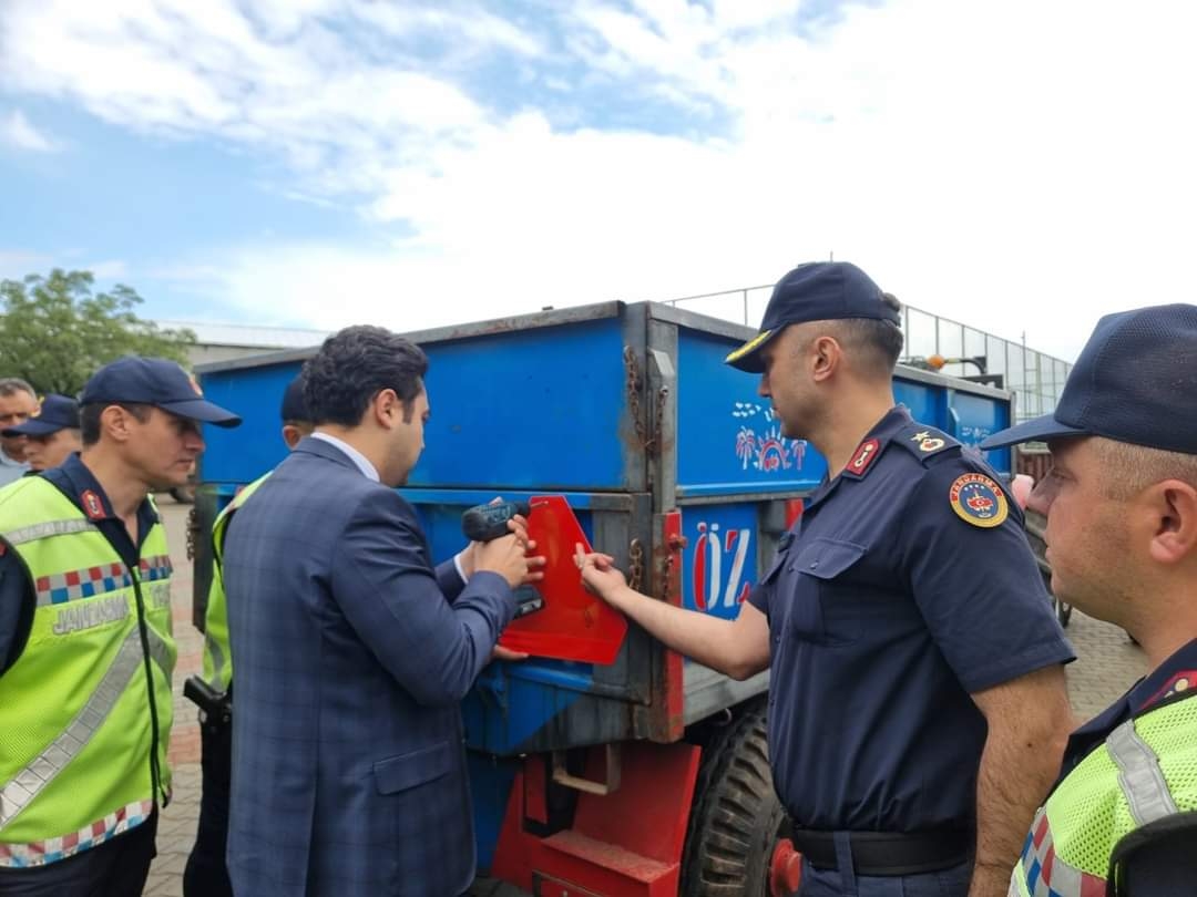 Gölbaşı'nda traktör sürücülerine ücretsiz reflektör dağıtım yapıldı