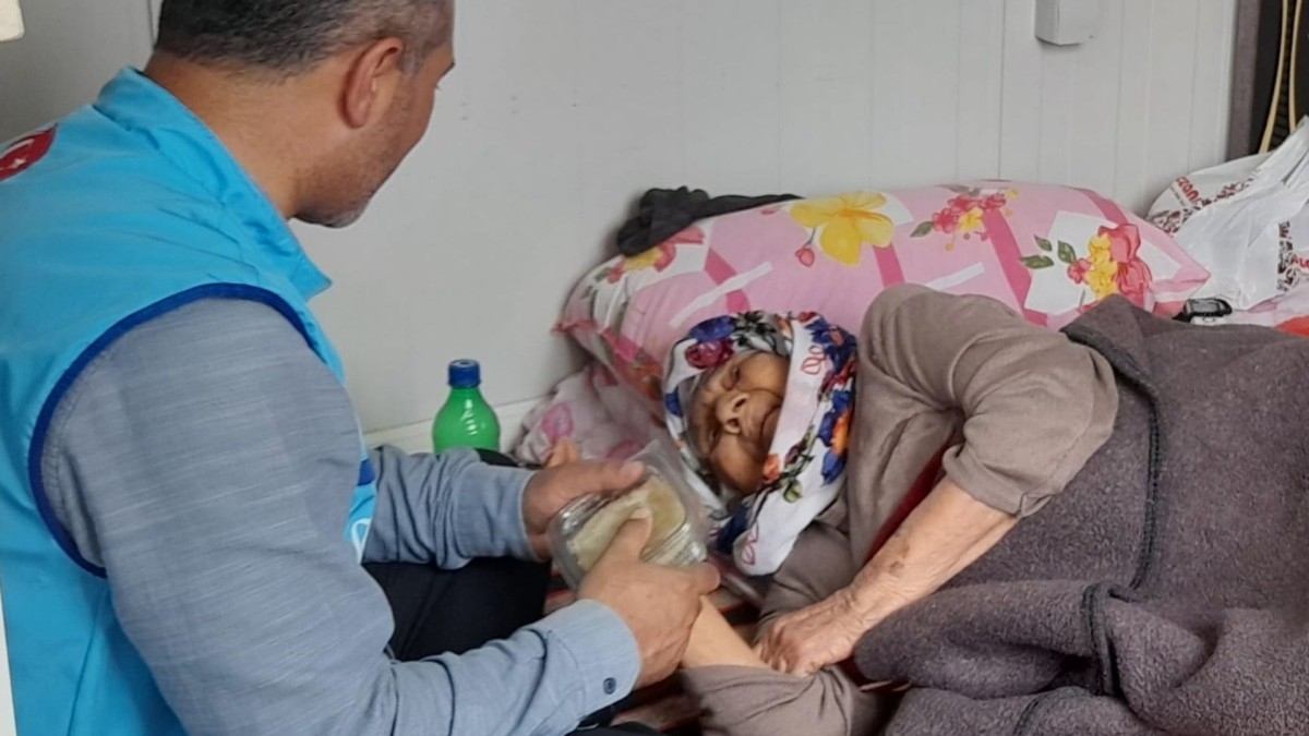 Din görevlileri depremzede annelerin anneler gününü kutladı