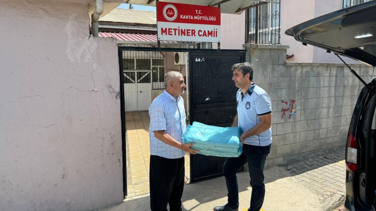 Kahta Belediyesi'nden camilere kurban atık poşeti dağıtımı