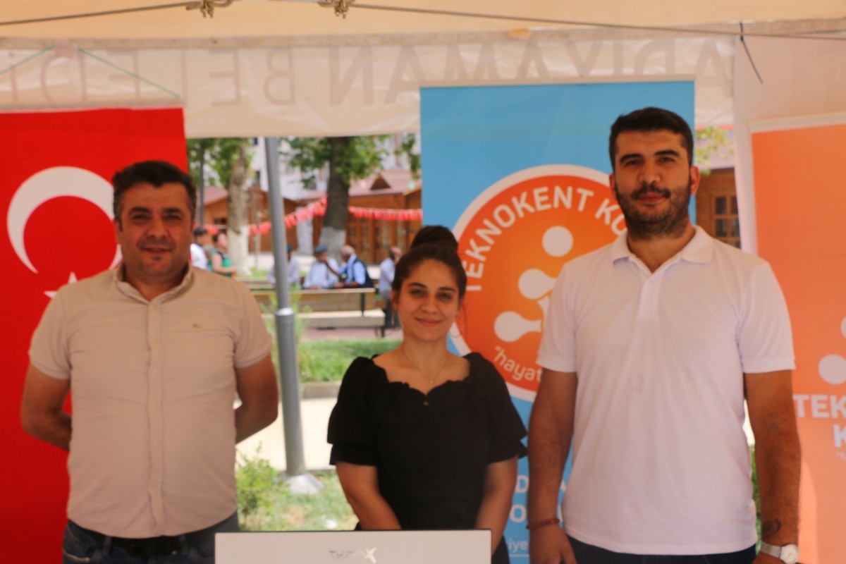 Gönüllü öğretmenler Demokrasi Parkı'nda 'LGS Tercih Çadırı' açtı  - Videolu Haber