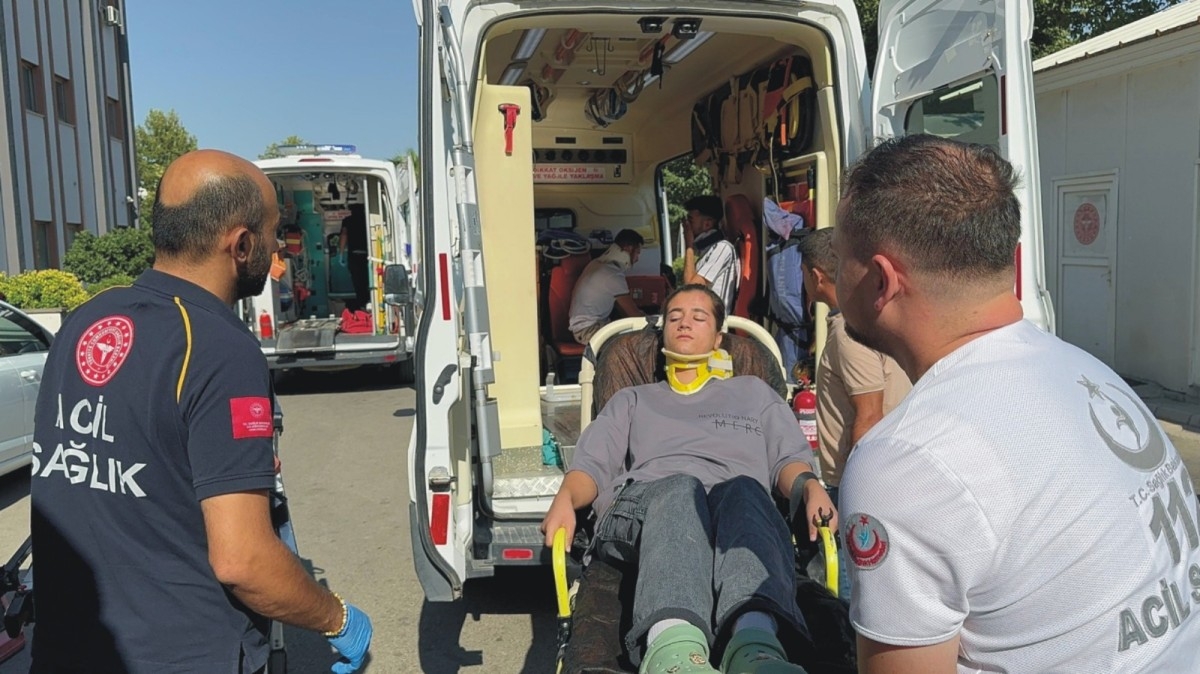İşçileri taşıyan minibüs kaza yaptı: 13 yaralı