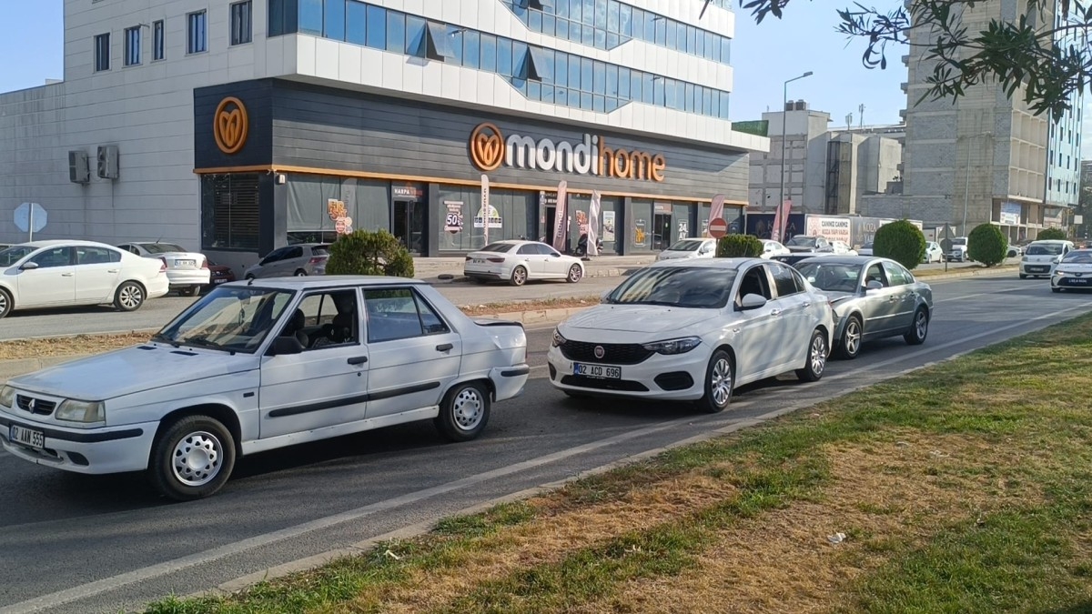 Adıyaman'da zincirleme trafik kazası: 1 yaralı  - Videolu Haber