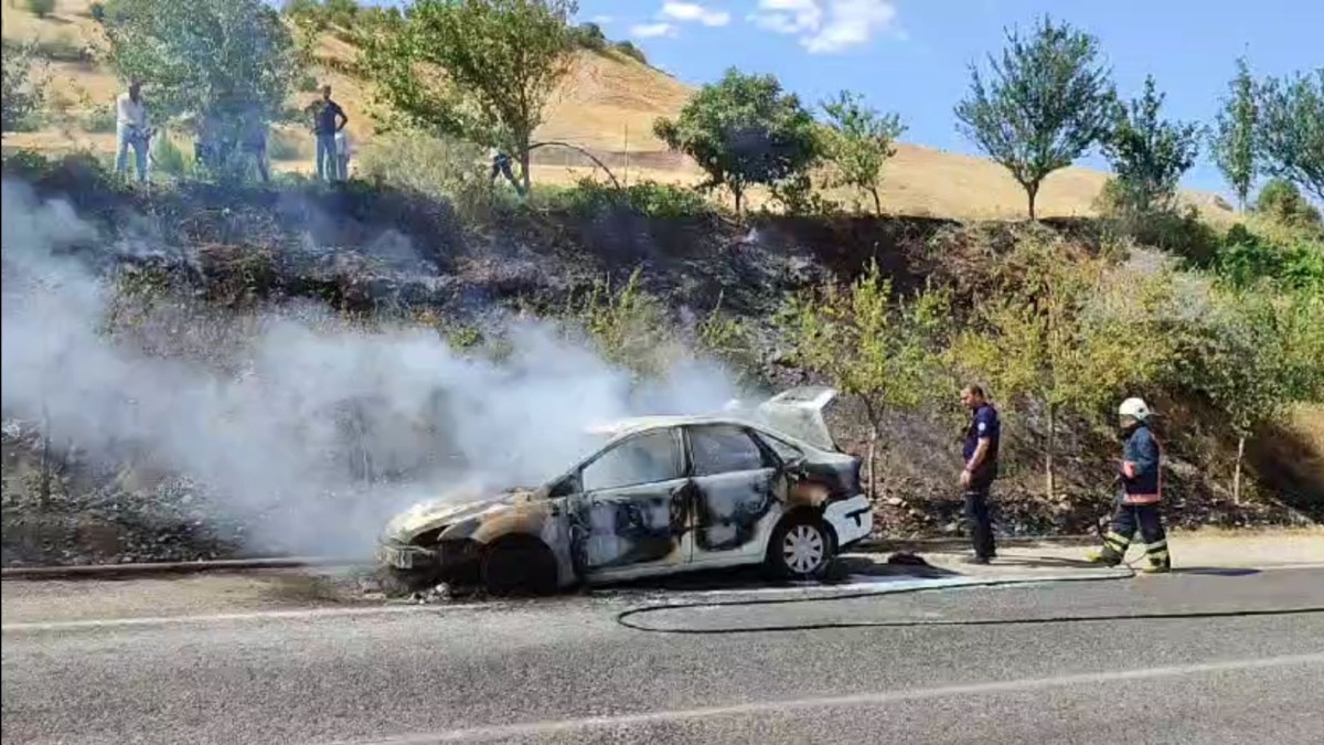 Adıyaman'da seyir halindeki araç alev aldı, sürücü canını zor kurtardı  - Videolu Haber