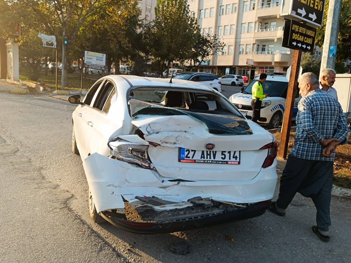 Besni'de kaza: Beton mikseri otomobile çarptı, 1 kişi yaralandı