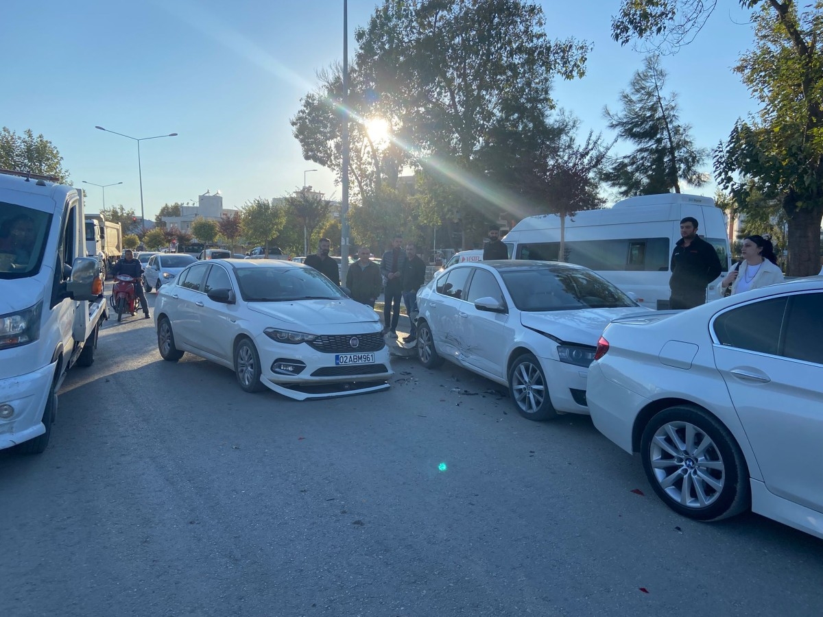 Adıyaman'da zincirleme kaza: 4 araç birbirine girdi  - Videolu Haber