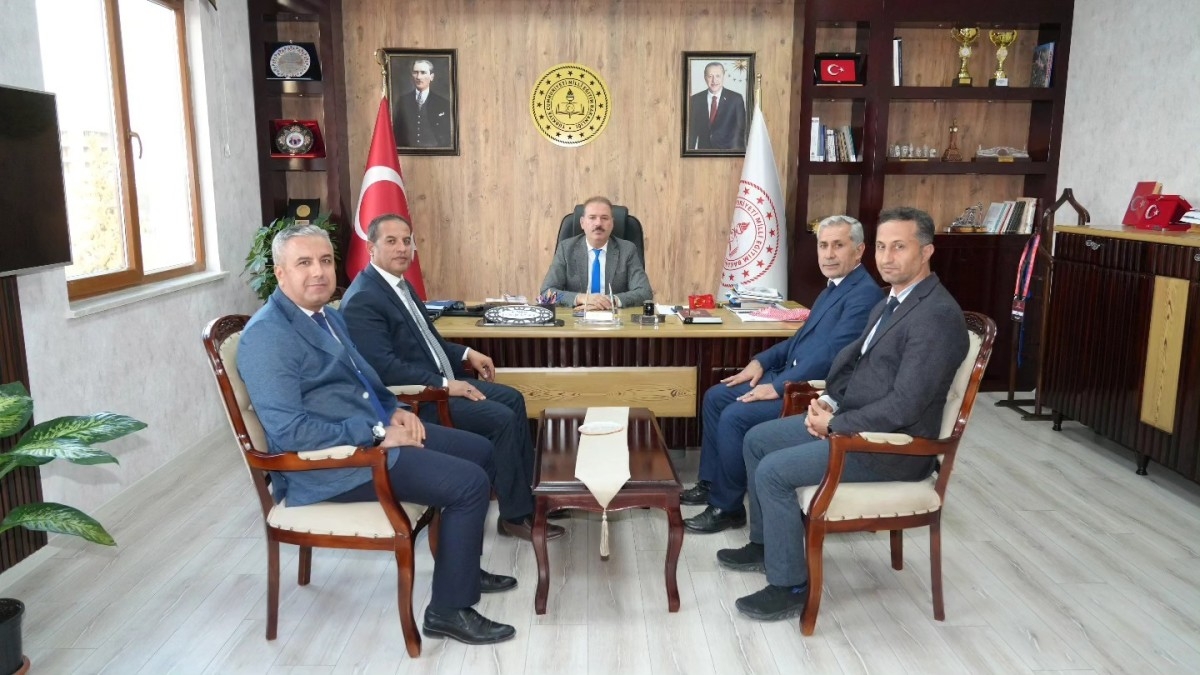 Erzurum'da Eğitim Seminerine katılan okul müdürlerinden İl Milli Eğitim Müdürü Tosun'a ziyaret