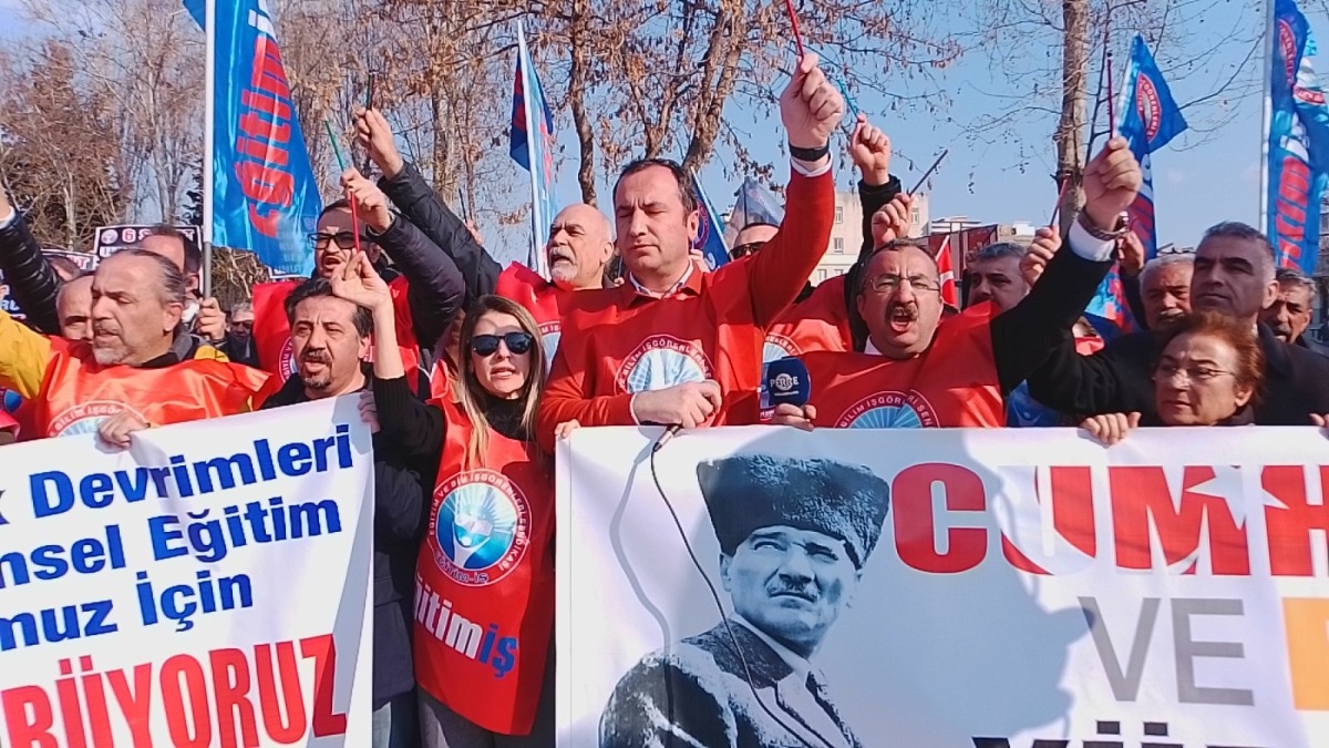 Eğitim-İş'ten, Adıyaman'da 'Cumhuriyet ve Emek Yürüyüşü': 'Tarikatın Bakanı Yusuf Tekin İstifa'  - Videolu Haber