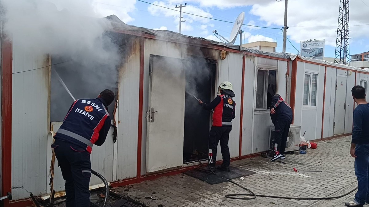 Adıyaman Besni’de konteyner kentte yangın: 5 kişi dumandan etkilendi  - Videolu Haber