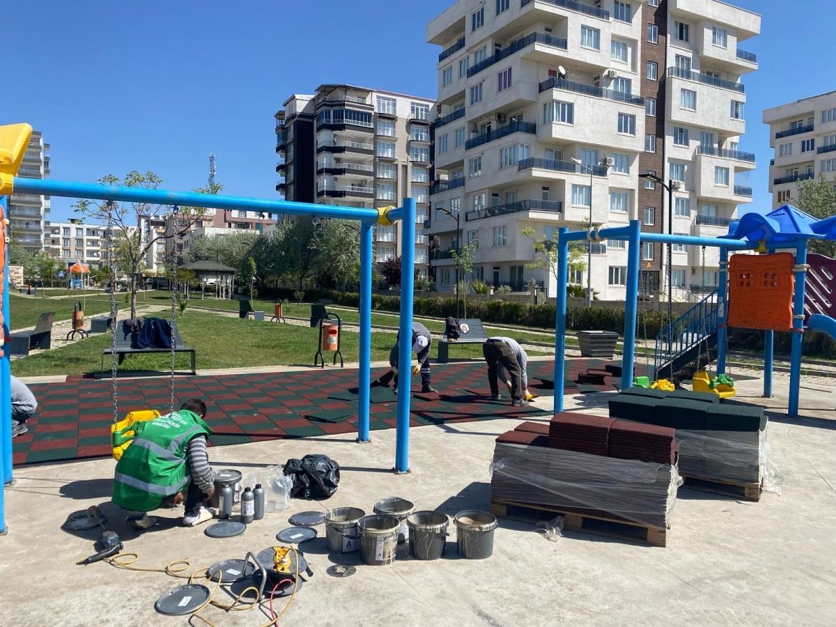 Kahta Belediyesi parkları yaza hazırlıyor: Oyun grupları yenileniyor, yeşil alanlar bakıma alındı