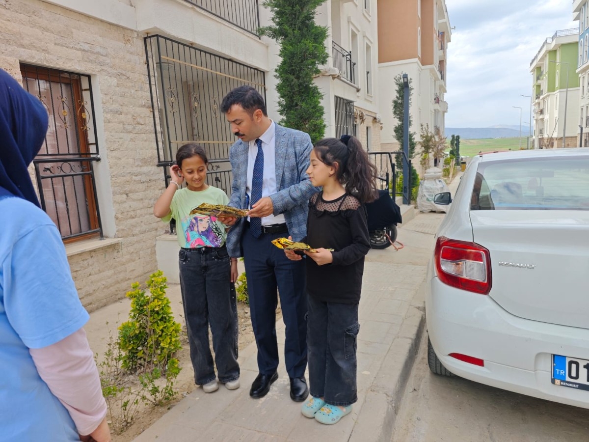 Kahta Kaymakamı Soysal, TOKİ Konutları'nda: Çocuklara 23 Nisan hediyesi  - Videolu Haber