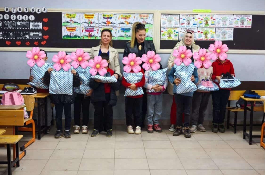 Türk Kadınlar Birliği’nden öğrencilere bayramlık hediye