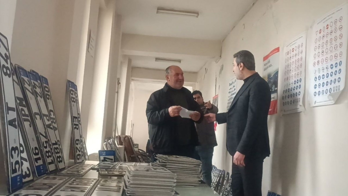 Adıyaman’da APP plaka yoğunluğu: Vatandaşlar ceza yememek için plaka değiştiriyor  - Videolu Haber