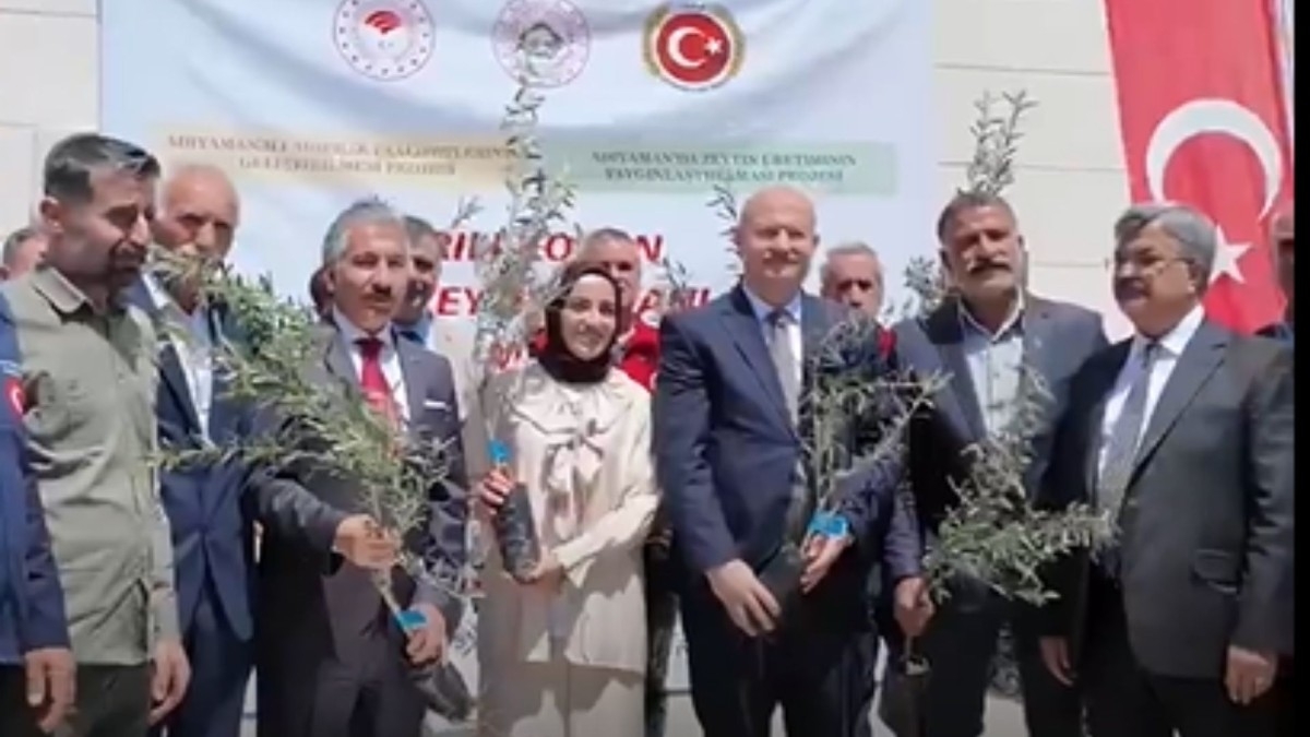 Adıyaman’da çiftçilere arılı kovan ve zeytin fidanı desteği  - Videolu Haber