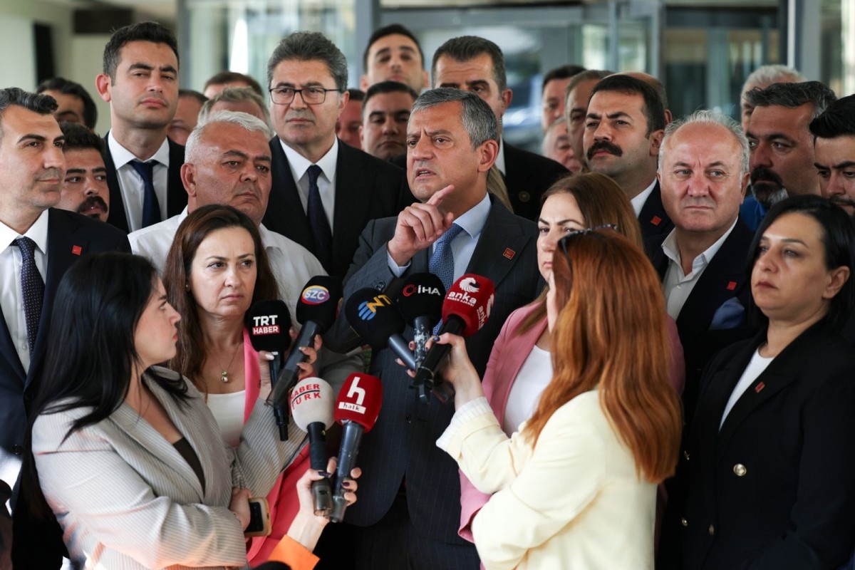 Özgür Özel’den ‘Demokrasi Nöbeti’ çağrısı: ‘Seçilmiş il başkanlarının arkasındayız'