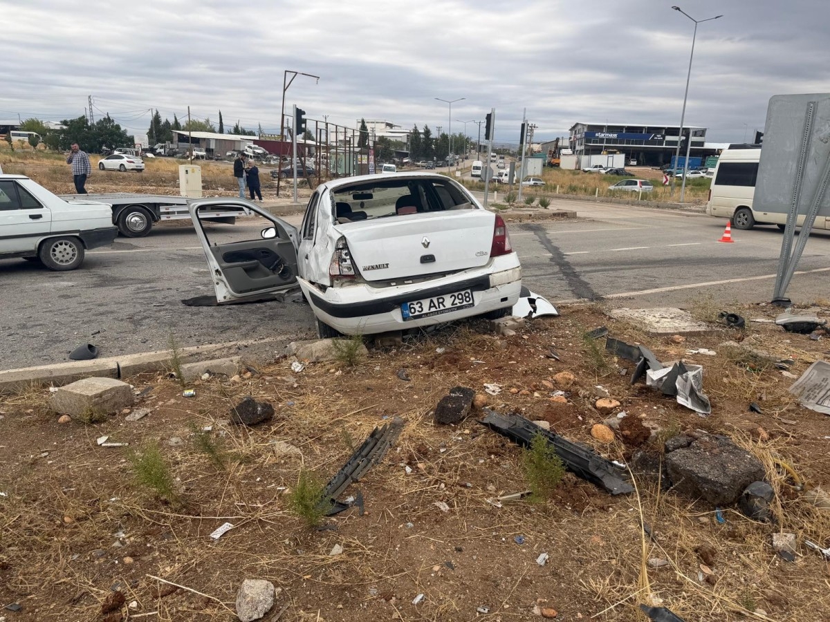 Kahta’da iki otomobil kafa kafaya çarpıştı: 5 yaralı​‌