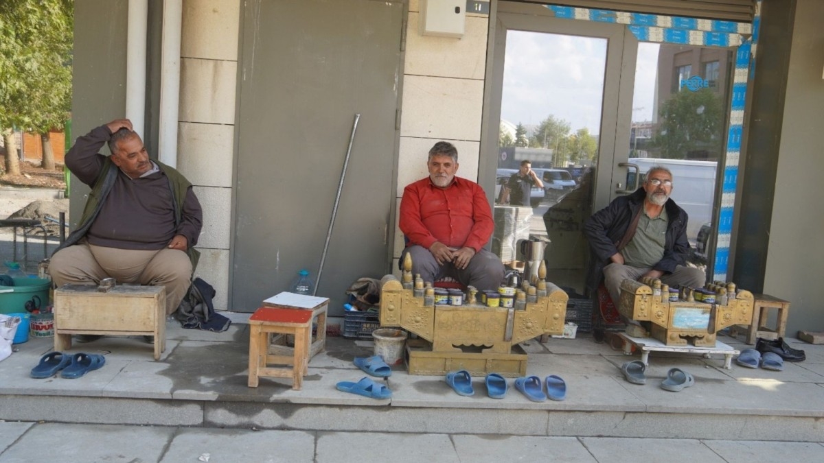 Adıyaman’da ayakkabı boyacıları Tutdere’den çalışma alanı istedi  - Videolu Haber
